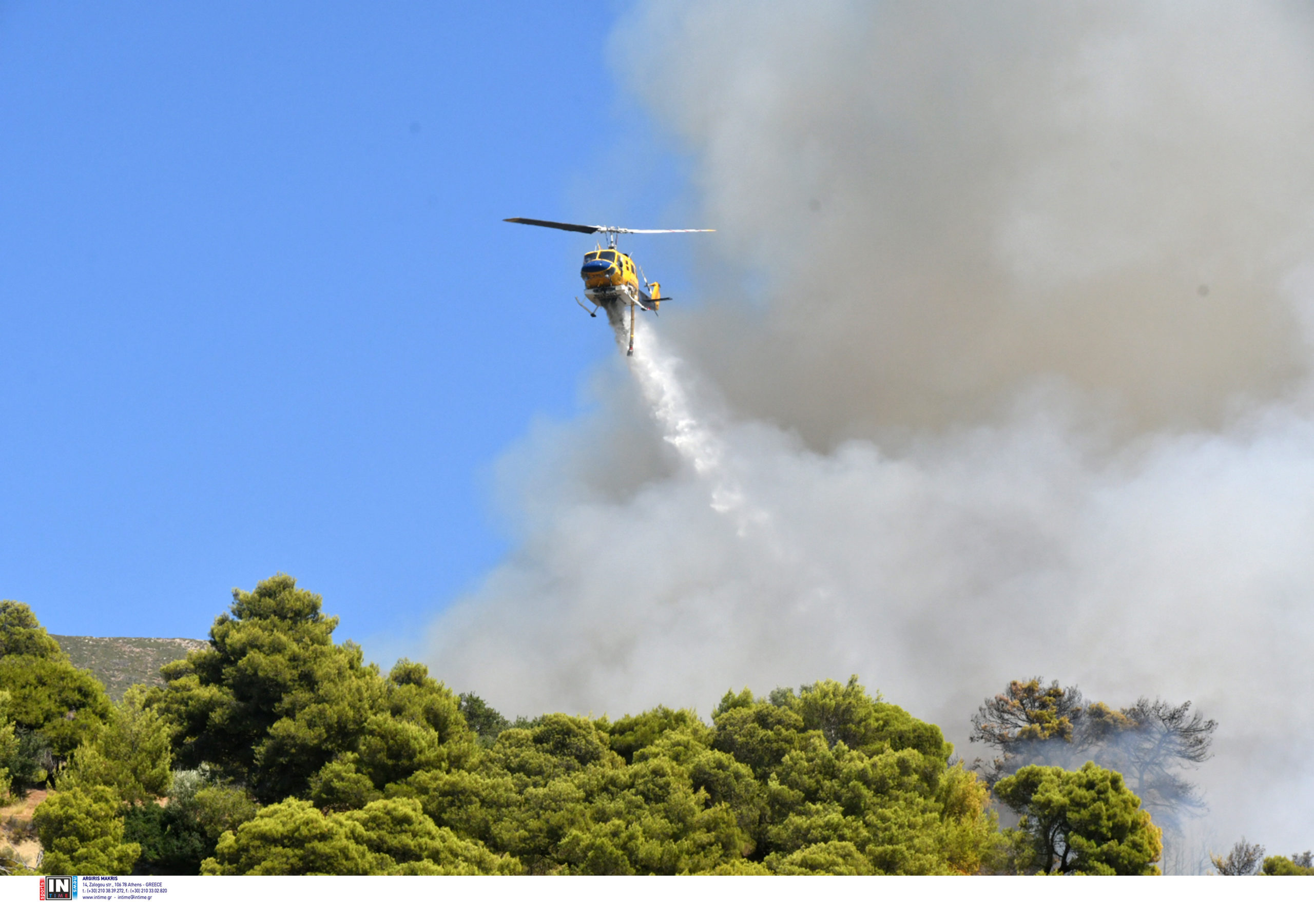 Πάτρα: Συνεχίζεται η μάχη στο μέτωπο της φωτιάς στην Καλλιθέα – Σηκώθηκαν τα εναέρια μέσα