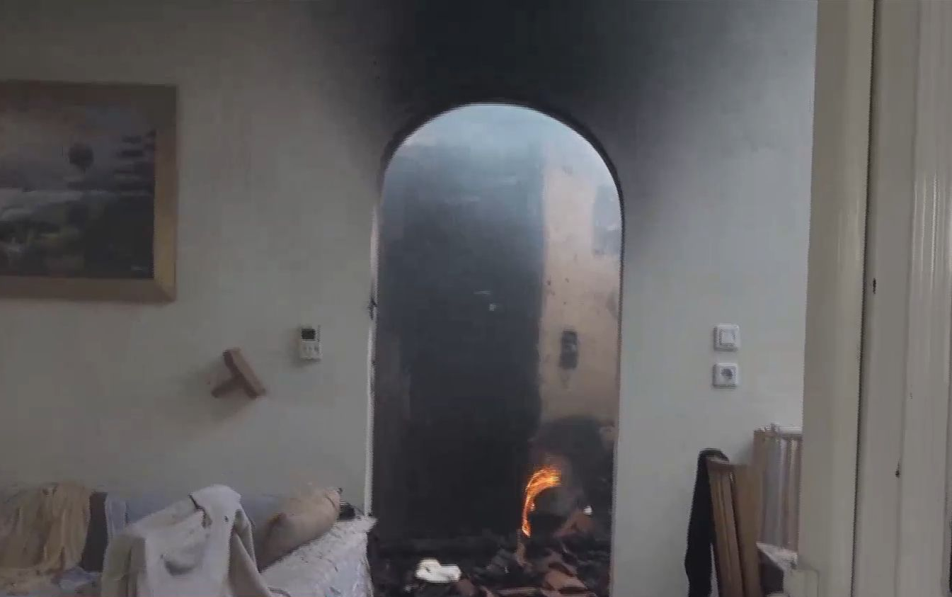Φωτιά στην Πεντέλη: Πλάνα μέσα από τα καμένα σπίτια στην Παλλήνη – Εικόνες γροθιά στο στομάχι