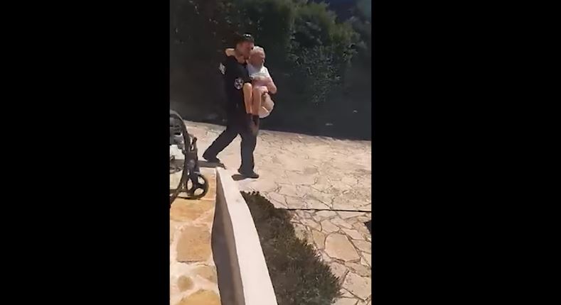 Φωτιά στην Πεντέλη: Αστυνομικοί απεγκλωβίζουν ηλικιωμένο με κινητικά προβλήματα – ΒΙΝΤΕΟ