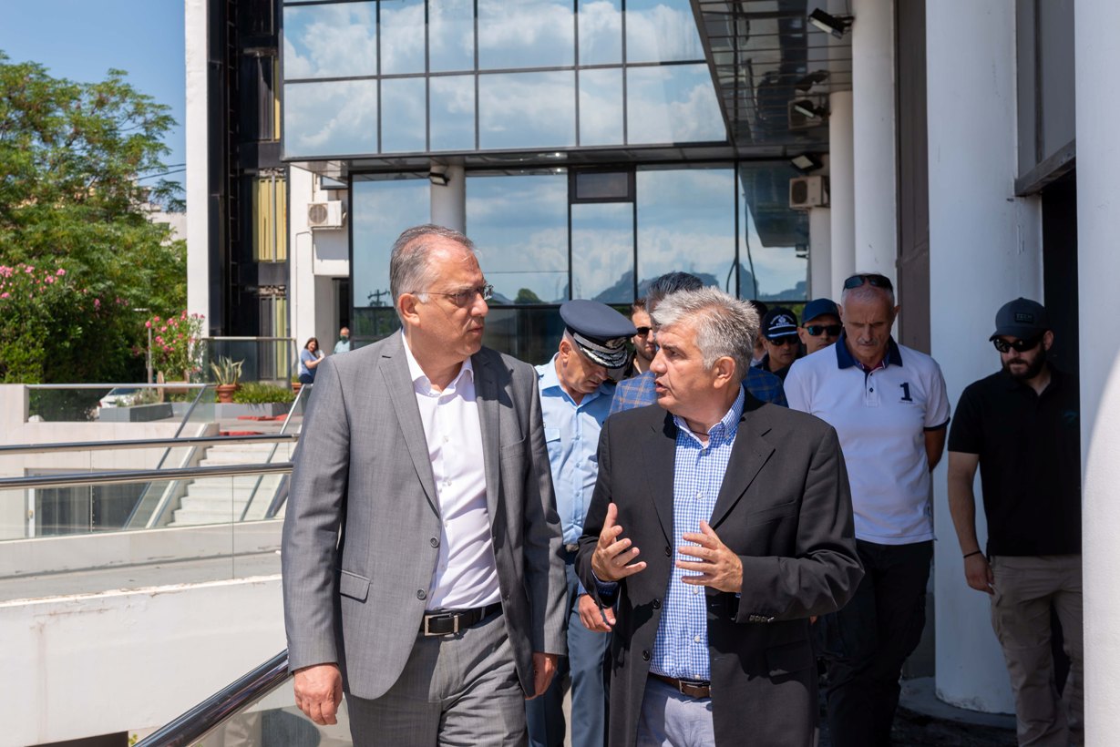 Θεοδωρικάκος για εμπρηστική επίθεση στο κτίριο του Real Group: Κανένας πολίτης και κανένας δημοσιογράφος δεν τρομοκρατείται