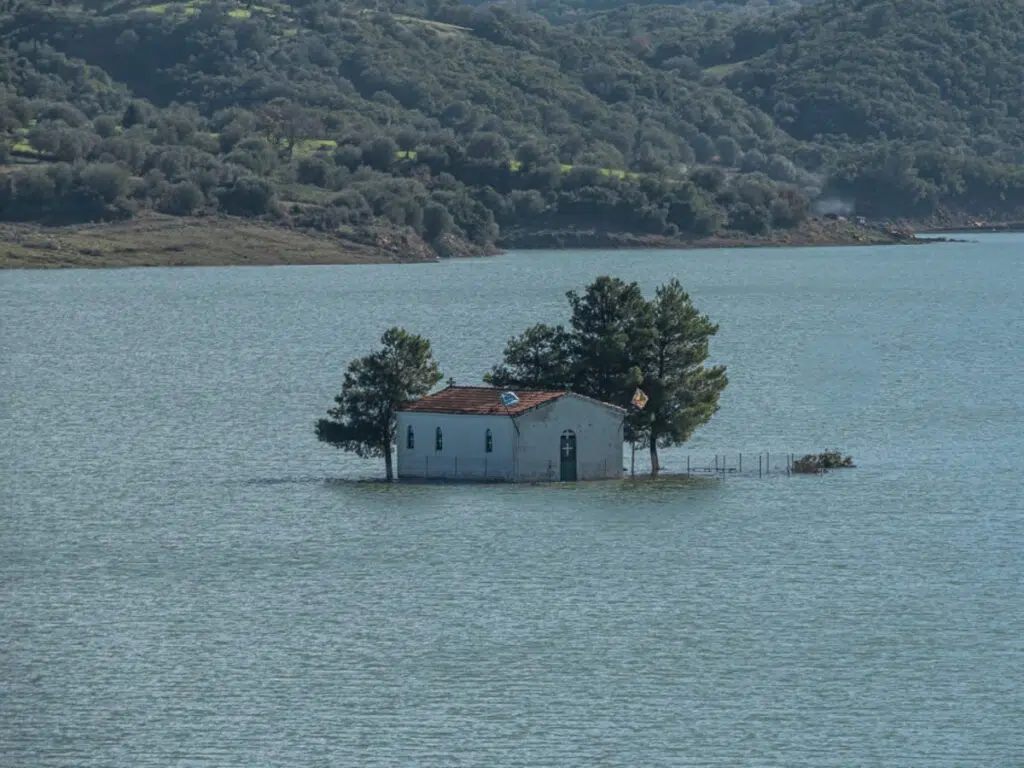 Το εκκλησάκι που βυθίστηκε με την άνοδο της στάθμης