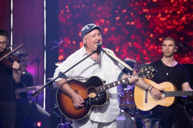 Chart Show: Ο “Λαθρεπιβάτης” που έμεινε μόνος του