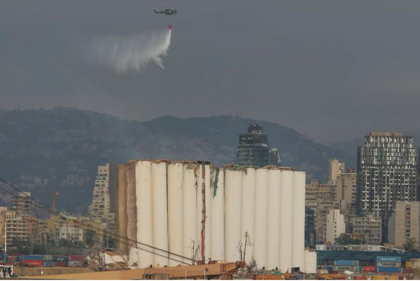 Βηρυτός: Ελικόπτερα στη μάχη της φωτιάς, μετά την κατάρρευση των σιλό