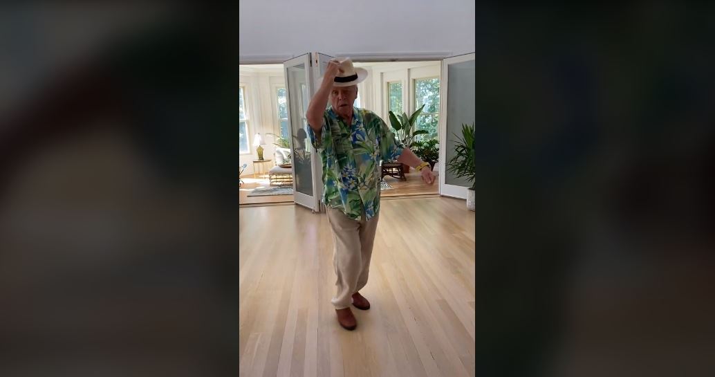 O Άντονι Χόπκινς τρελαίνει το TikTok – Ο χορός με χαβανέζικο πουκάμισο