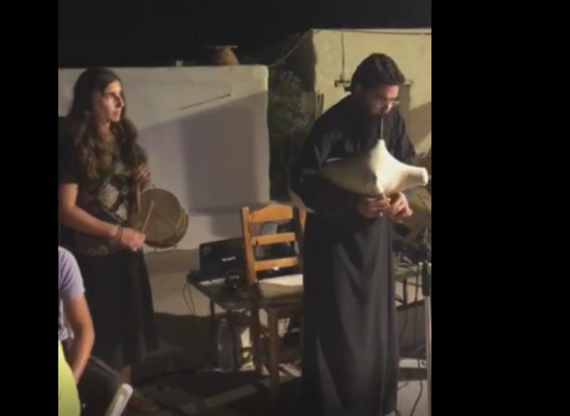 Αντίπαρος: Ιερέας παίζει τσαμπούνα και η πρεσβυτέρα κρουστά – Δείτε το ΒΙΝΤΕΟ