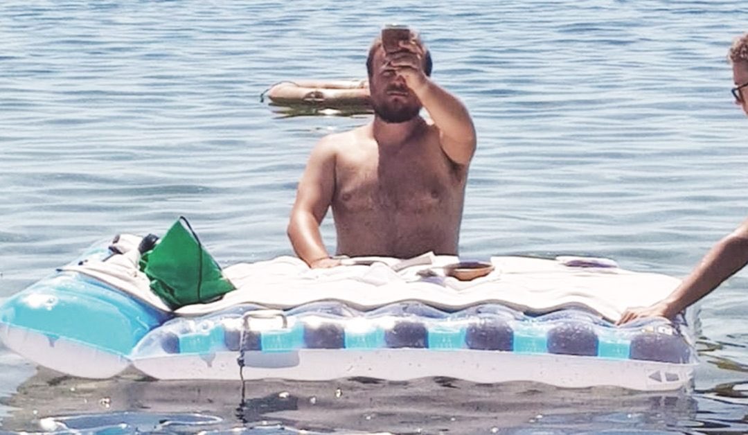 Ιερέας έκανε λειτουργία μέσα στη θάλασσα με μαγιό και φουσκωτό… στρώμα – Σάλος στην Ιταλία