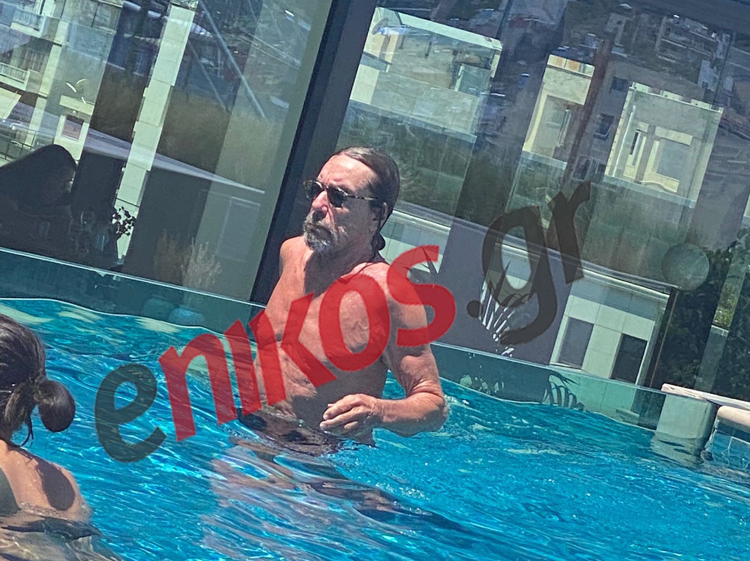 Ο Iggy Pop σε πισίνα στην Αθήνα – ΦΩΤΟ αναγνώστη