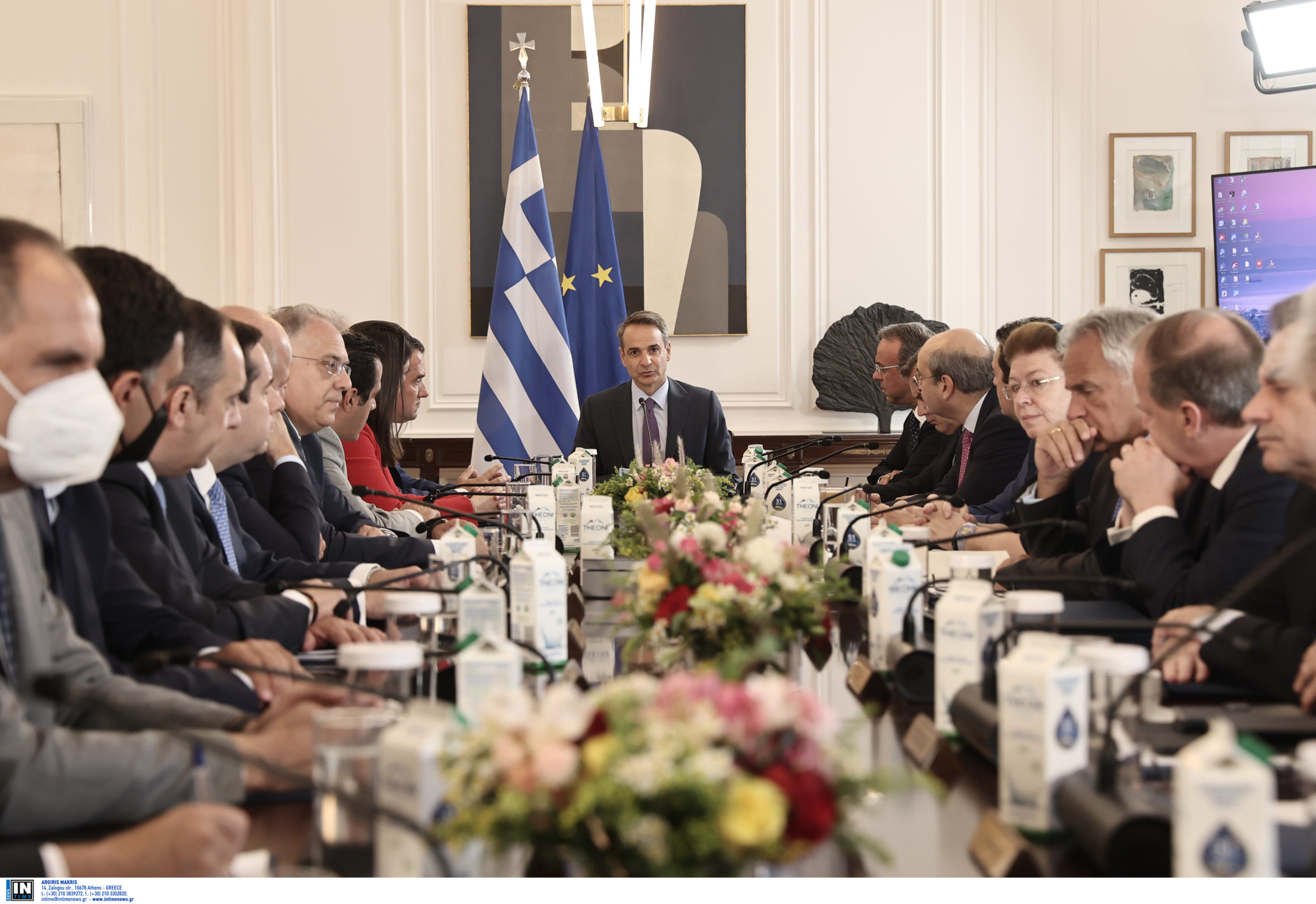 Μητσοτάκης: Φτάνει με τους «πυροσβέστες της ξαπλώστρας»