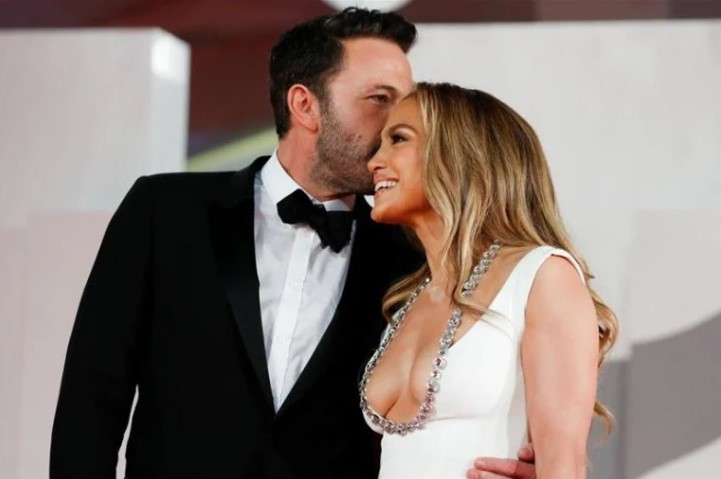 Τζένιφερ Λόπεζ – Μπεν Άφλεκ: Τρυφερά φιλιά σε παγκάκι στο Παρίσι