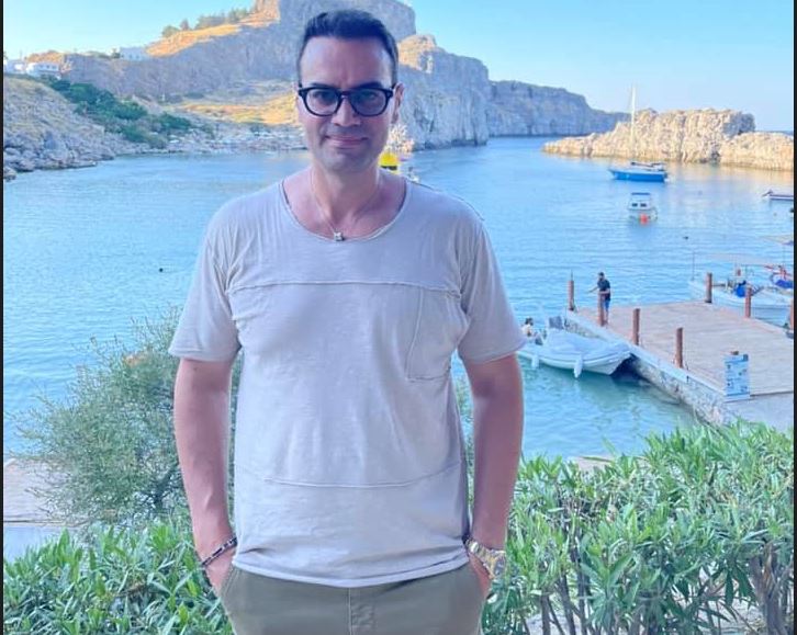 Ο Θάνος Καρατσιώλης