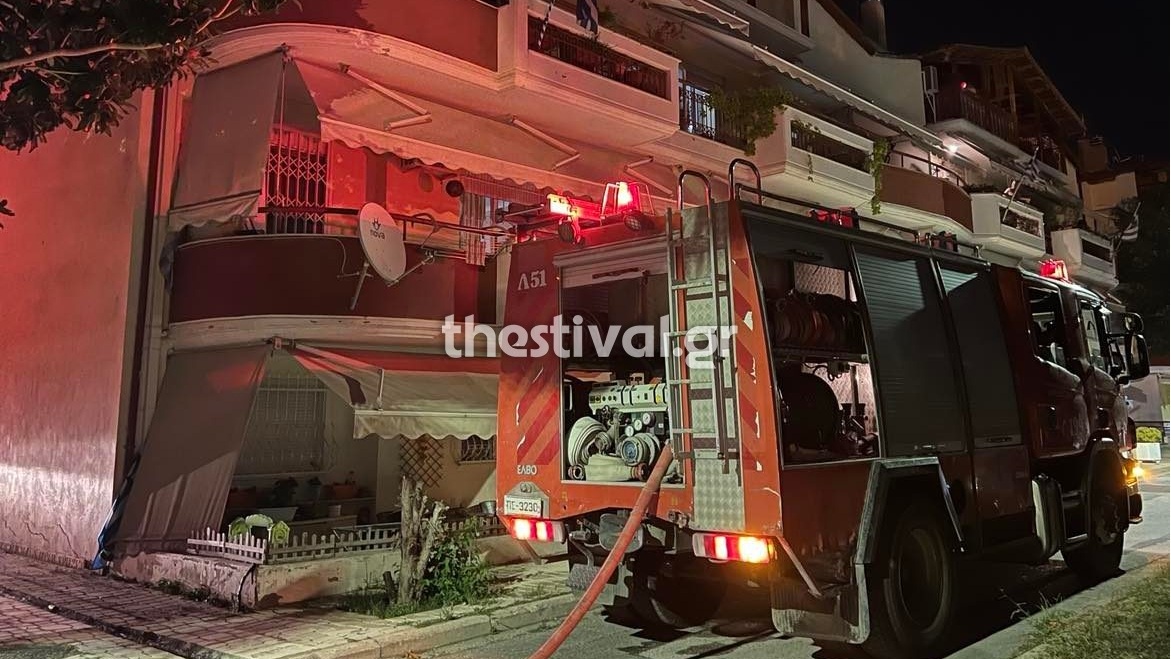 Θεσσαλονίκη: Φωτιά σε στέγη συγκροτήματος διαμερισμάτων στη Ν. Ευκαρπία