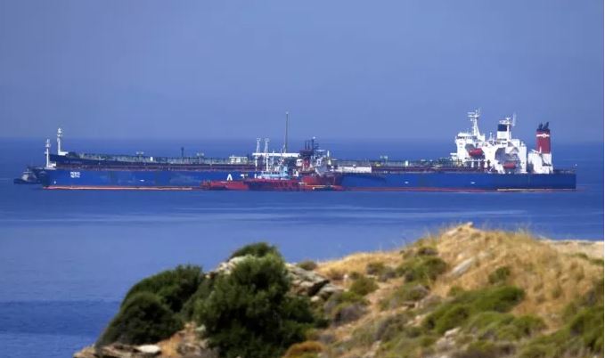 Στο λιμάνι του Πειραιά με τη βοήθεια δύο ρυμουλκών κατευθύνεται το ρωσικό τάνκερ “Lana”