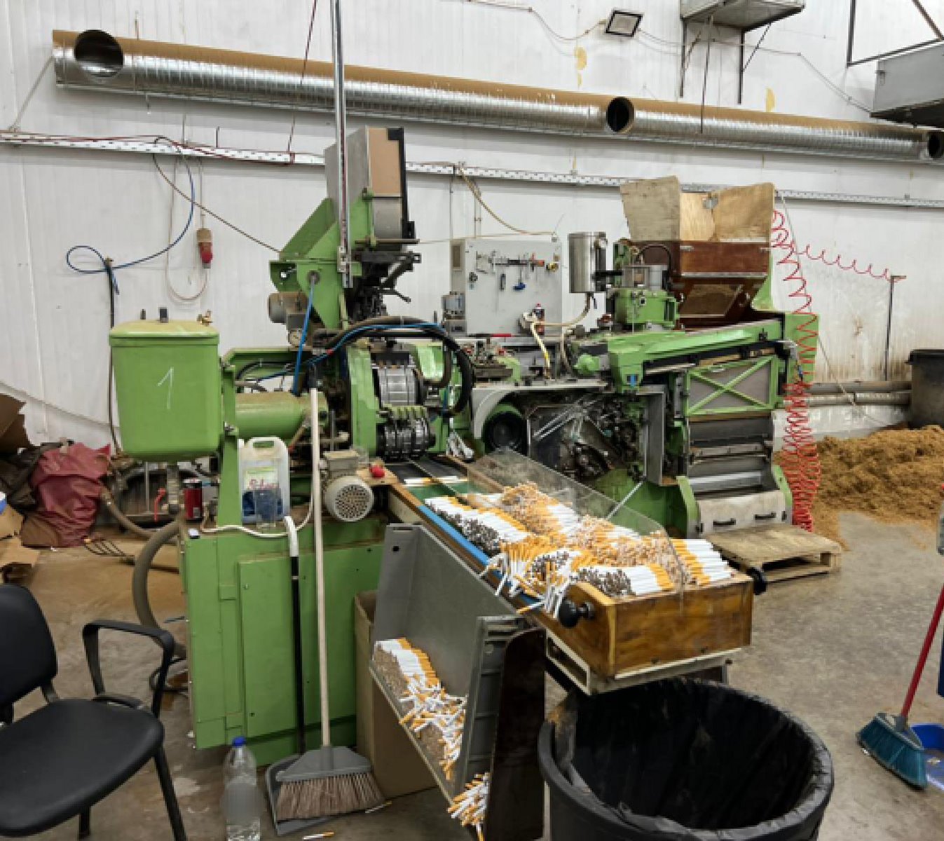 Εξαρθρώθηκε κύκλωμα με λαθραία τσιγάρα – Εσώκλειστοι για 9 μήνες σε παράνομο εργαστήριο – ΦΩΤΟ