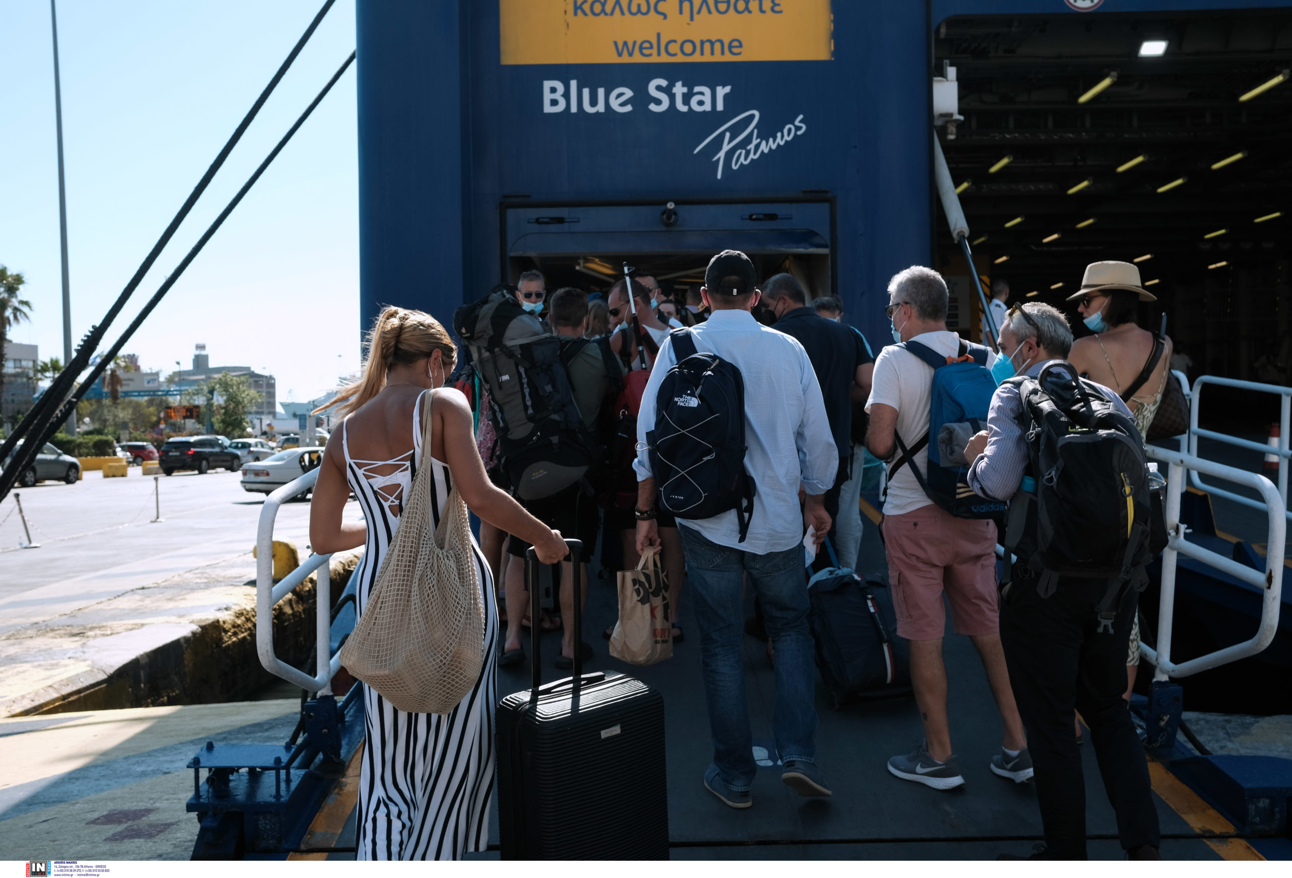 Γεμάτα τα πλοία στο λιμάνι του Πειραιά – Όπου φύγει – φύγει οι αδειούχοι