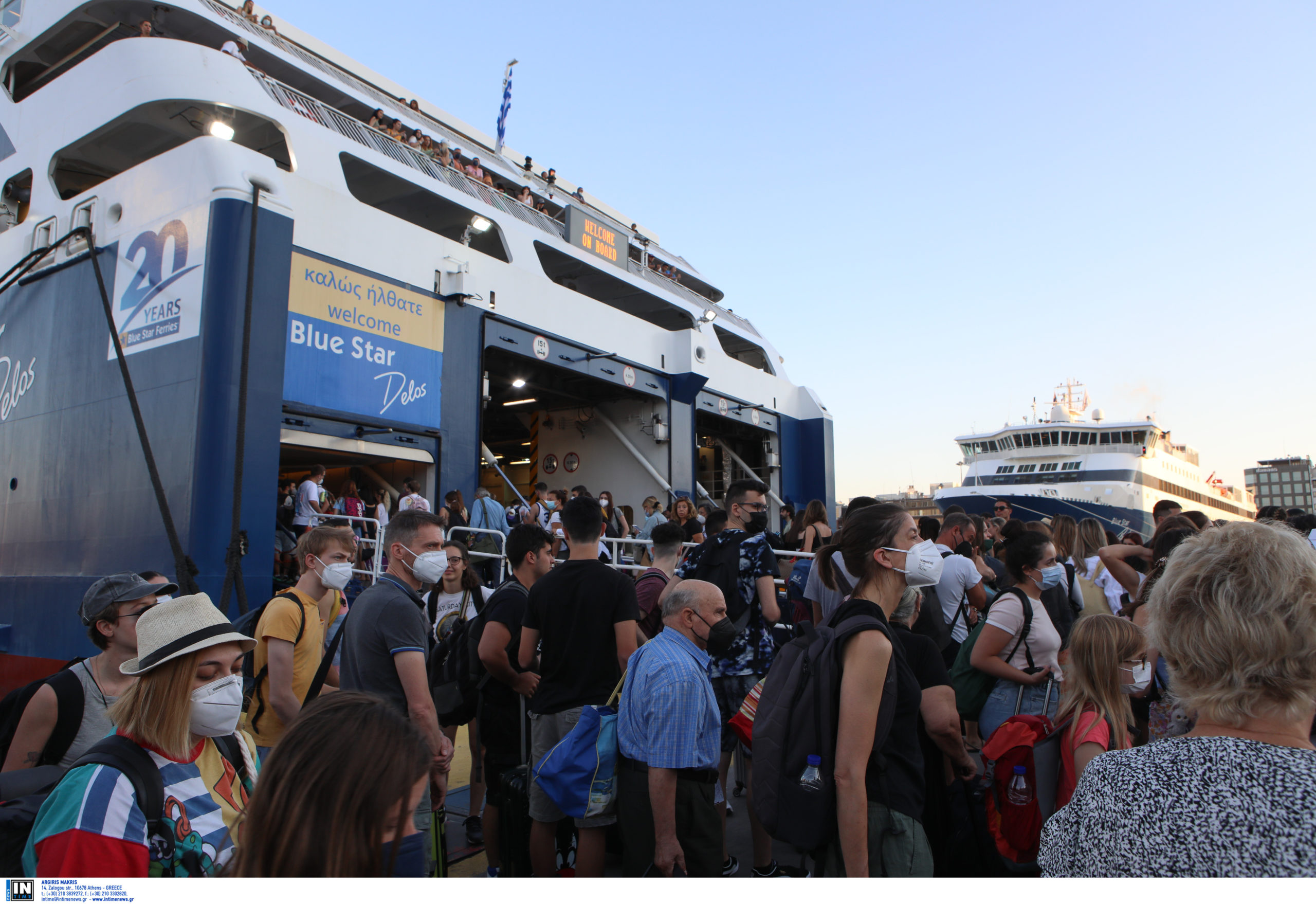 Λιμάνι Πειραιά: Φεύγουν γεμάτα τα πλοία με τους αδειούχους του Ιουλίου