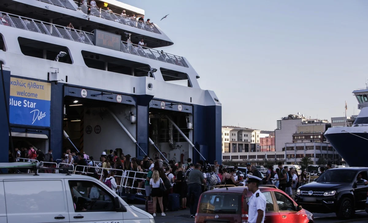 έξοδοw αδειούχων - Αυξημένη κίνηση στο λιμάνι του Πειραιά