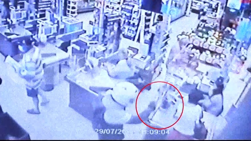 Πώς δρούσαν οι ληστές με τα λευκά κράνη – Νέο βίντεο από το “χτύπημα” στη Γλυφάδα