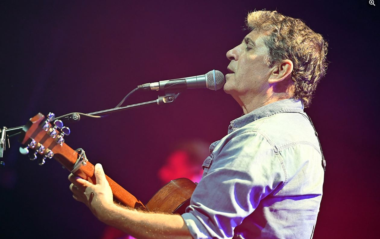 Σωκράτης Μάλαμας: Θύελλα αντιδράσεων για το πανό που ζήτησε να κατέβει και η απάντηση του – ΒΙΝΤΕΟ