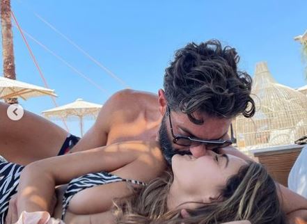 Μαρτίκας και Βρισηίδα full in love στην Χαλκιδική – Τα φιλιά στην παραλία