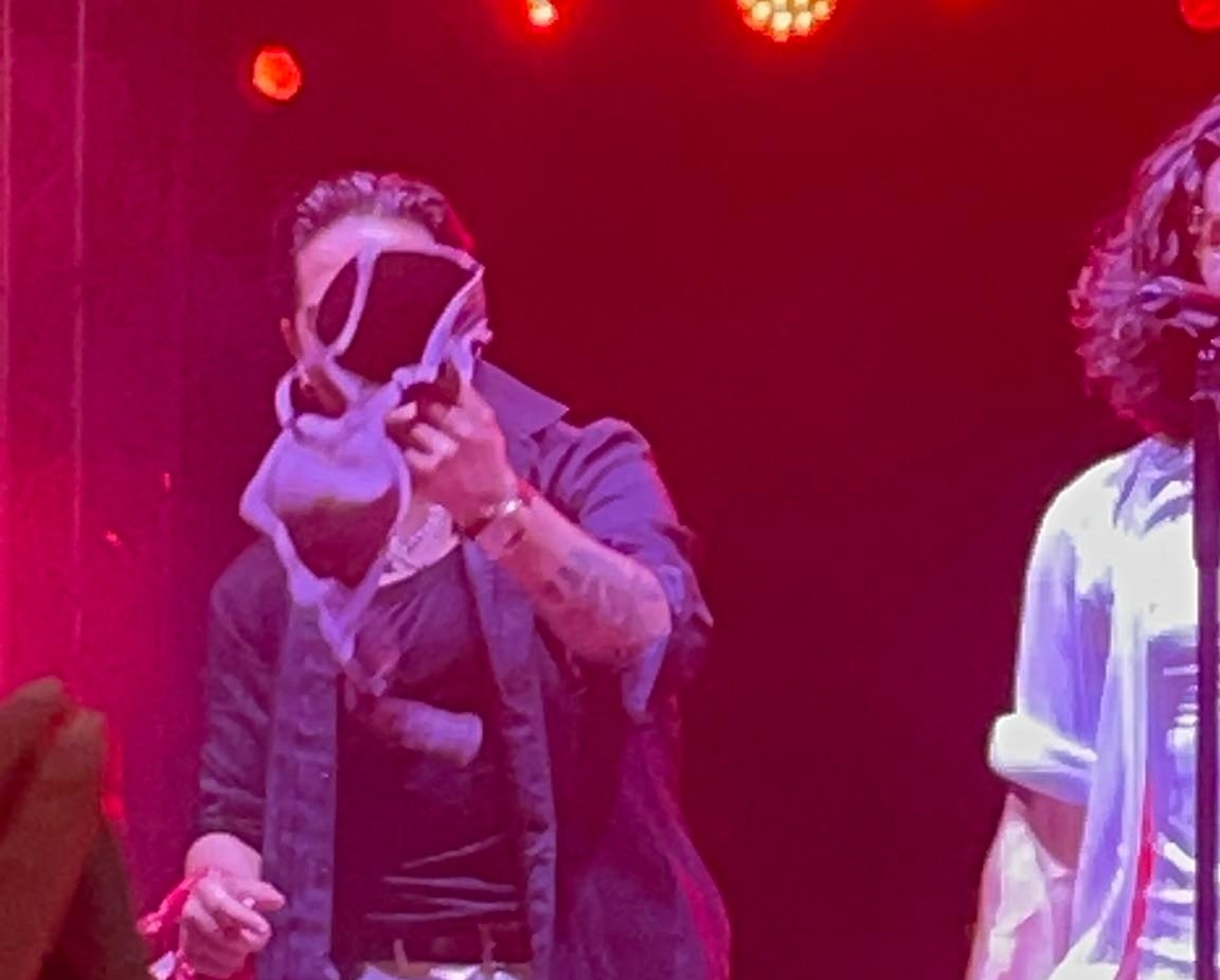 Μετά τον Αργυρό πέταξαν σουτιέν και στον Χρήστο Μάστορα – ΒΙΝΤΕΟ