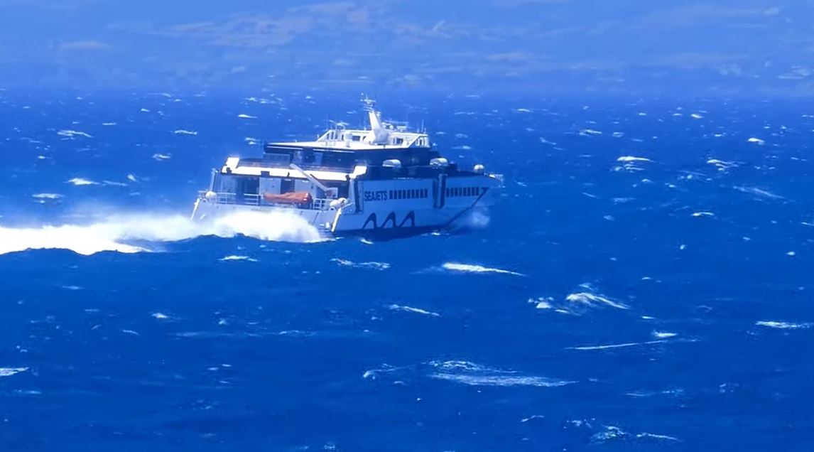 Κυκλάδες: Μάχη με τα κύματα έδωσε το Sifnos Jet – Viral ΒΙΝΤΕΟ