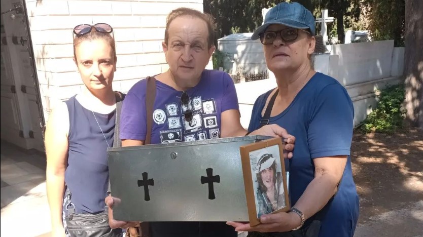 Η Μαρία Ψάλτη, η Κάτια Κυβελου και ο Σπύρος Μπιμπίλας στο Α' Νεκροταφείο Αθηνών