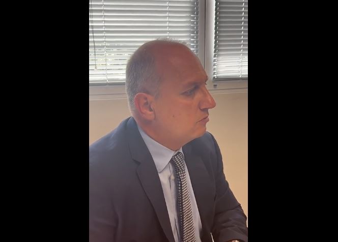 Οικονόμου στον Realfm 97,8: Απερίφραστη καταδίκη για την εμπρηστική επίθεση