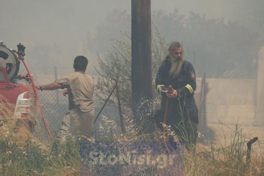 Φωτιά στην Λέσβο: Ιερείς και αστυνομικοί στη μάχη με τον πύρινο εφιάλτη