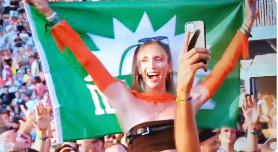 “Έσκασε” στο Tomorrowland με την… σημαία του ΠΑΣΟΚ – Χαμός στο Twitter