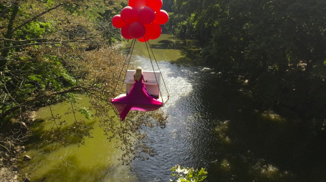 πιανίστρια