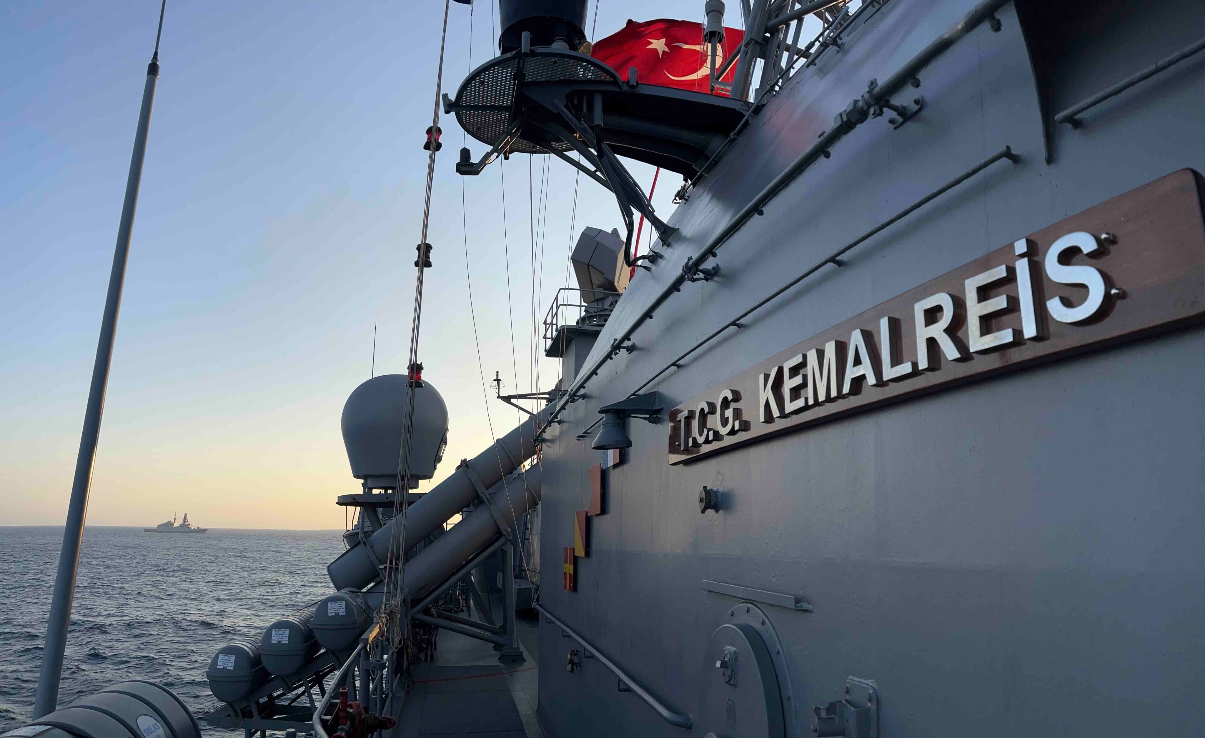 Η μπαλωμένη τουρκική Φρεγάτα Kemal Reis μαζί με την Φρεγάτα «Κουντουριώτης»