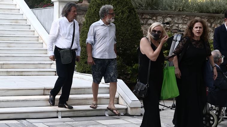 Χαμός στο Twitter με τον άνδρα με την βερμούδα στο Προεδρικό Μέγαρο – Ποιος είναι και τι απάντησε