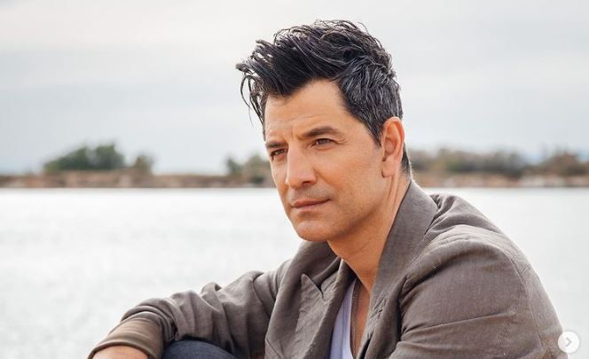 Σάκης Ρουβάς: Η φωτογραφία από την… μπανιέρα του