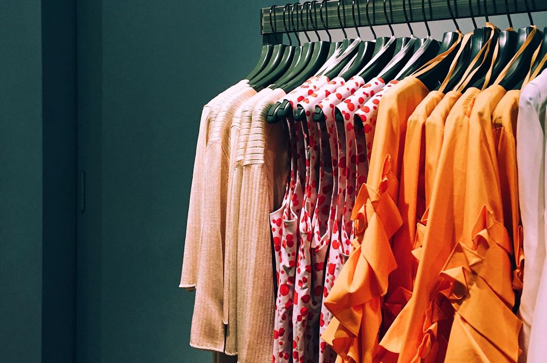 Summer sales: Τι να προσέξεις και πού να “επενδύσεις” στις εκπτώσεις