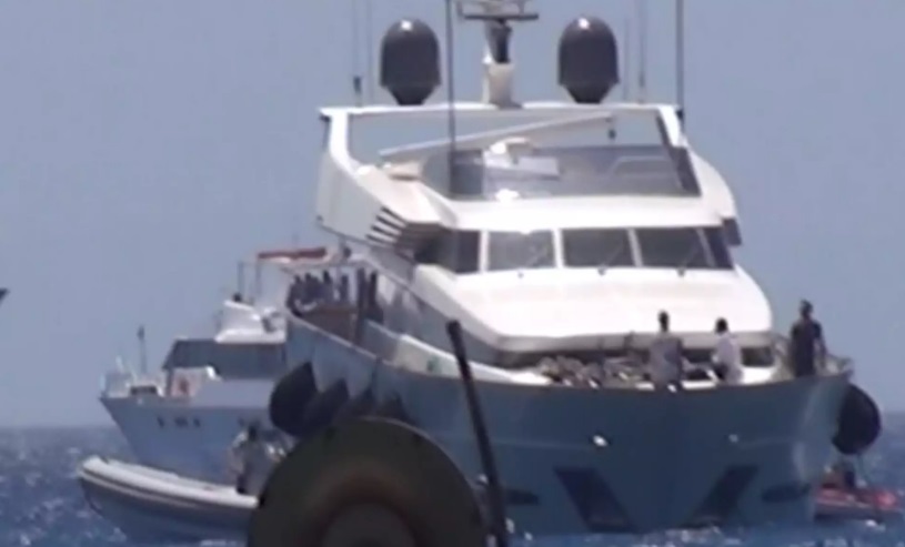 Μύκονος: Πολυτελής θαλαμηγός προσέκρουσε σε ξέρα – Αγωνιώδεις προσπάθειες για να μην βυθιστεί – ΒΙΝΤΕΟ