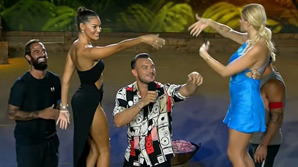 Survivor: «Κόλασαν» Βρισηίδα και Ευρυδίκη με τα τσιφτετέλια τους – Ο Σάκης Αρσενίου ξεσήκωσε το Γαλάτσι