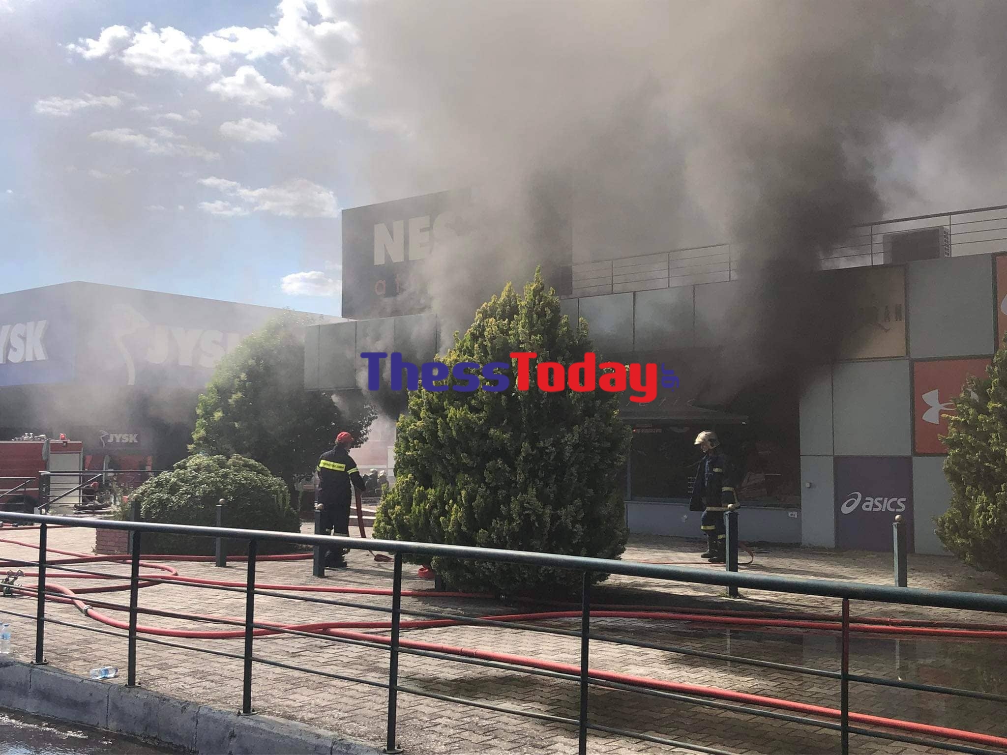 φωτιά σε κατάστημα στη Θεσσαλονίκη 