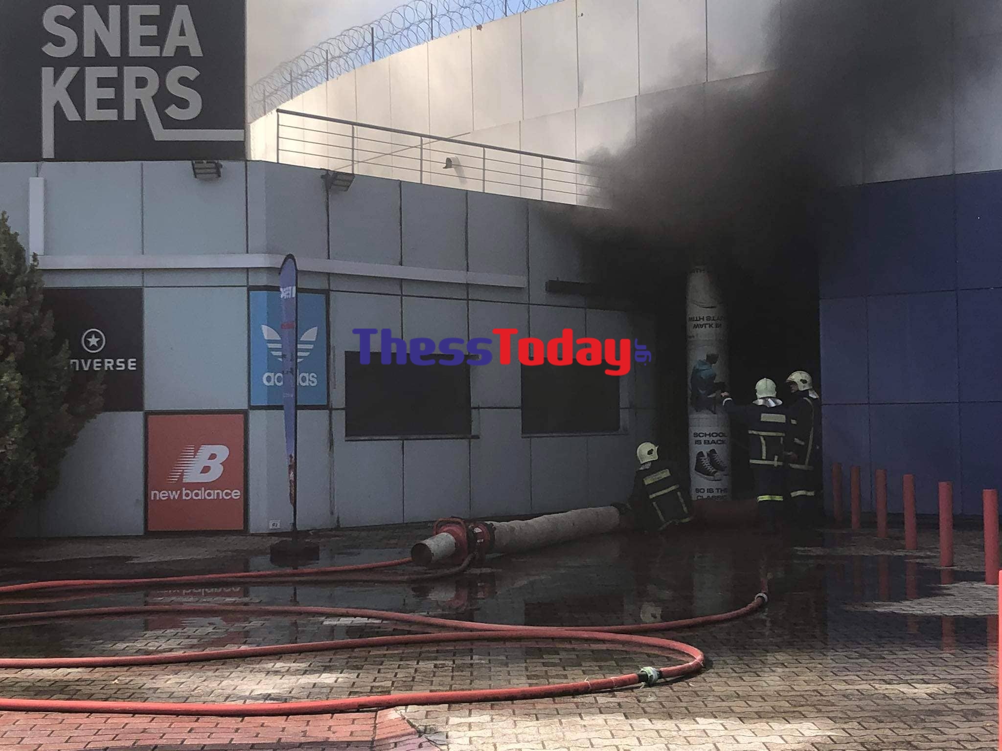 φωτιά σε κατάστημα στη Θεσσαλονίκη 