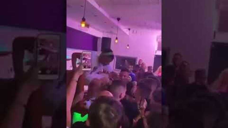 Σπέτσες: Τράπερ χαστούκισε άνδρα μέσα σε κλαμπ την ώρα του live – BINTEO