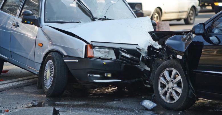 Λάρισα: Ζαλίστηκε και έπεσε πάνω σε σταθμευμένο όχημα