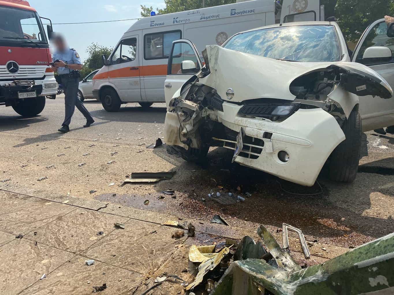 Αγρίνιο: Αυτοκίνητο έπεσε πάνω σε κολόνα – Δύο τραυματίες