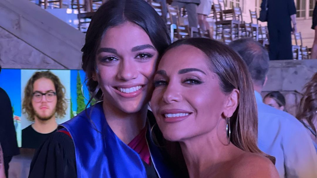 Μελίνα Νικολαΐδη: Αποφοίτησε από το Κολέγιο Αθηνών και η Δέσποινα Βανδή δεν σταμάτησε να την καμαρώνει