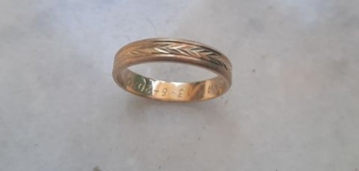 Αγρίνιο: Μικρός κολυμβητής βρήκε στον βυθό χρυσή βέρα – Η αναζήτηση μέσω facebook και η γλυκιά ανταμοιβή