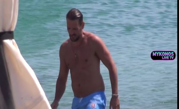 O Νίκος Βέρτης κάνει διακοπές στην Μύκονο – Τα μπάνια σε κοσμική παραλία