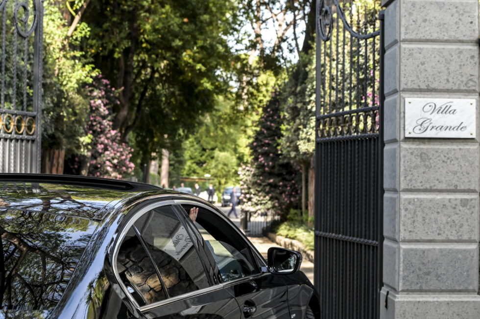 Η είσοδος στη Villa Grande