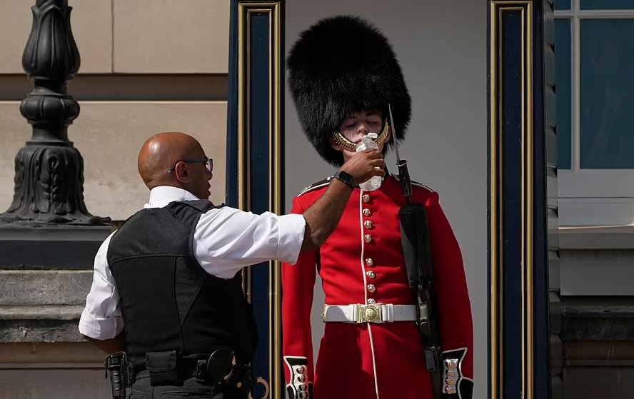 Βρετανία: Προειδοποίηση για “ακραία ζέστη” – Η θερμοκρασία μπορεί να αγγίξει τους 43 βαθμούς Κελσίου