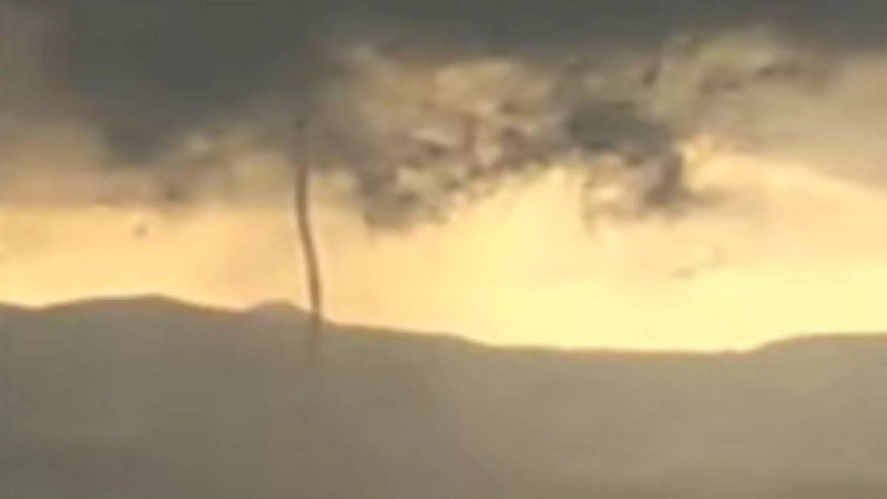 Έντονα φαινόμενα «χτύπησαν» την Μεσσηνία: Μπουρίνι στην Καλαμάτα – Υδροστρόβιλος πέρασε από τη θάλασσα