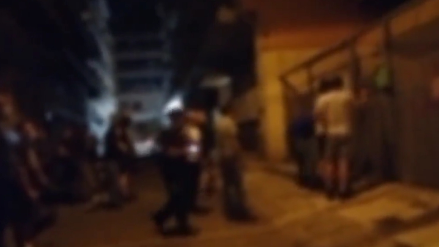 Δημήτρης Λιγνάδης: Συνθήματα με σπρέι στην πόρτα του σπιτιού του έγραψαν μέλη του Ρουβίκωνα – «Είναι ανεπιθύμητος» – ΒΙΝΤΕΟ