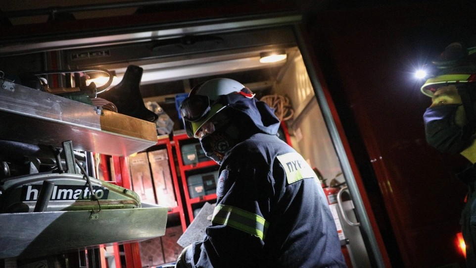 Παλλήνη: Φωτιά σε εγκαταλελειμμένο κτίριο – Εντοπίστηκε άτομο χωρίς τις αισθήσεις του