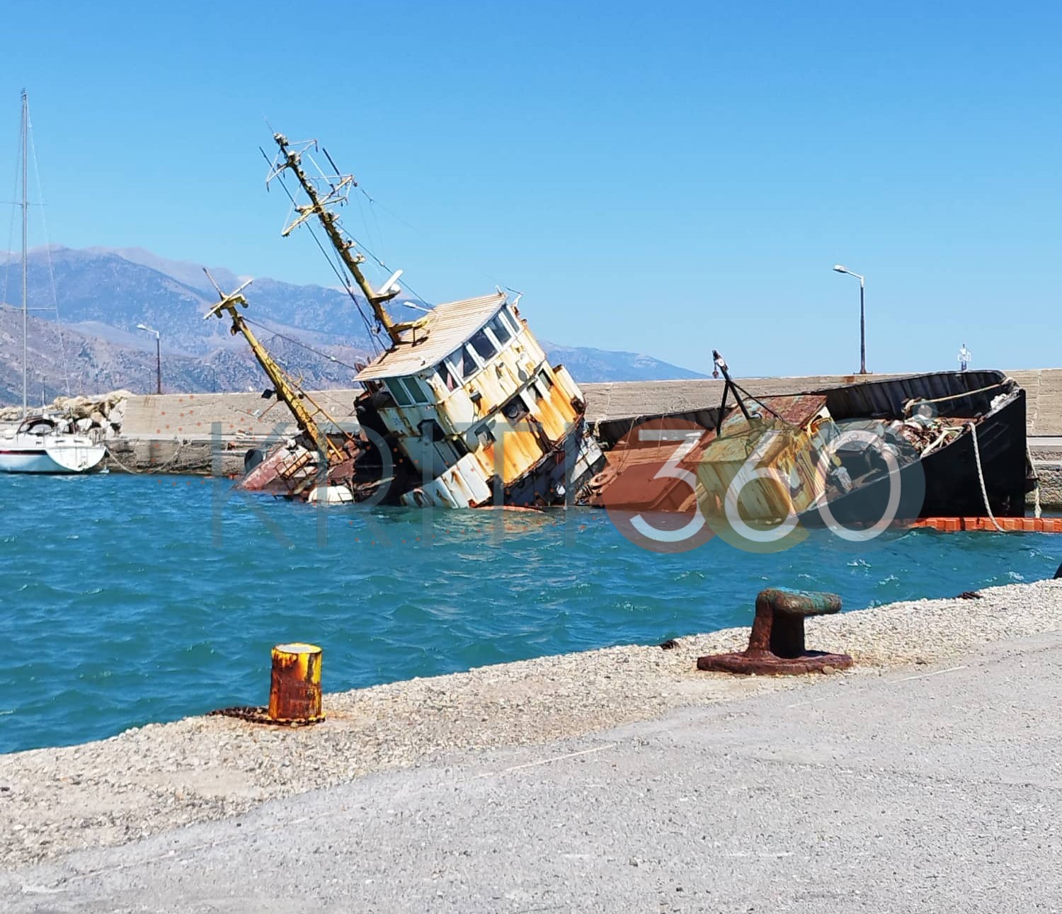 Κρήτη: Βουλιάζει το παράνομο τσιγαράδικο που σάπιζε για χρόνια στο λιμάνι της Παλαιόχωρας